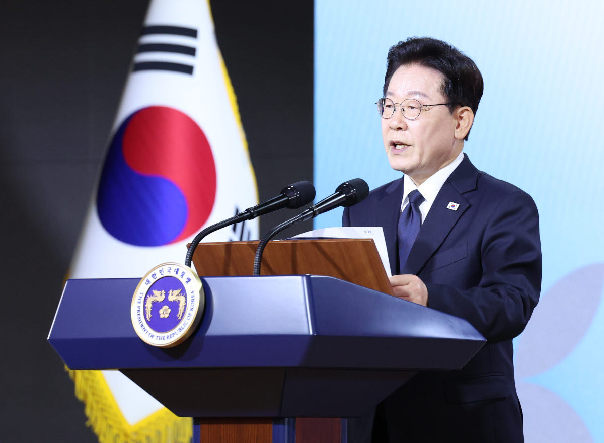 President Lee Jae Myung delivers a commemorative address at a ceremony marking the 47th anniversary of the Busan-Masan Democratic Uprising at Busan City Hall on Oct. 16. (Yonhap)