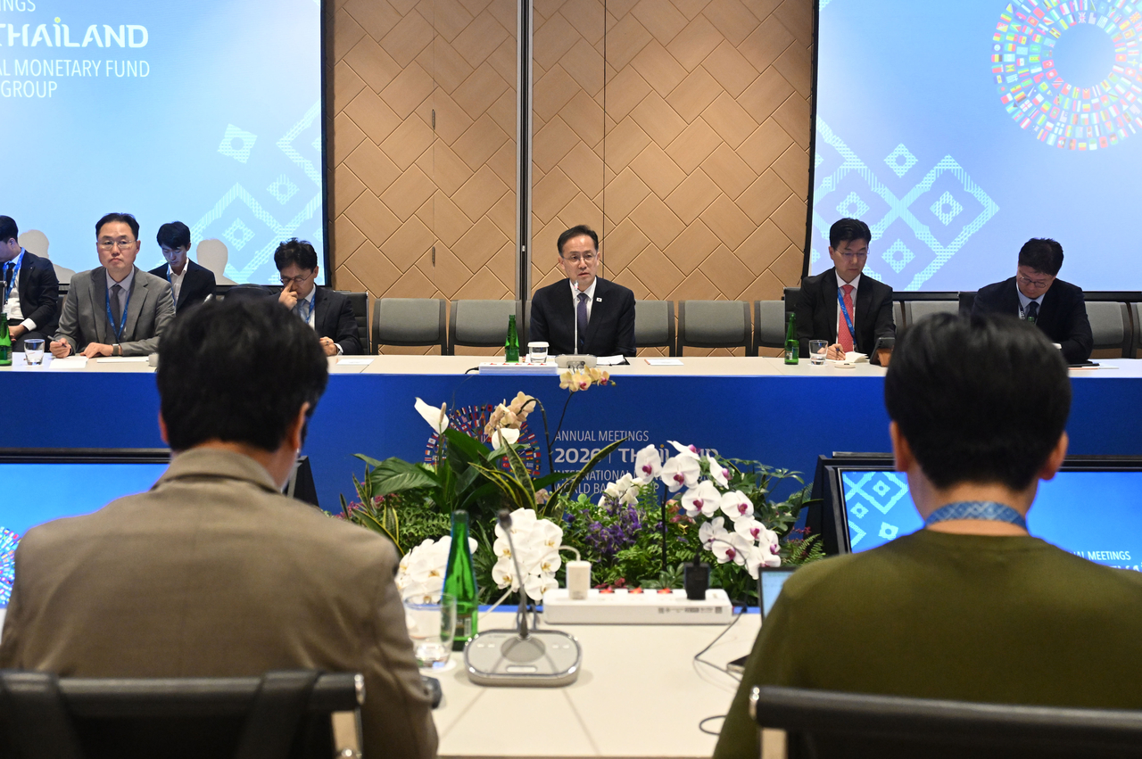 국제통화기금(IMF)·세계은행(WB) 연차총회 및  주요 20개국(G20) 재무장관·중앙은행 총재 회의, 주요 7개국(G7) 재무장관·중앙은행 총재 회의 참석차 태국 방콕을 방문 중인 이형일 부총리 겸 재정경제부 장관이 16일(현지시간) 퀸시리낏 컨벤션센터(QSNCC)에서 열린 기자간담회에서 발언하고 있다. [재정경제부 제공]