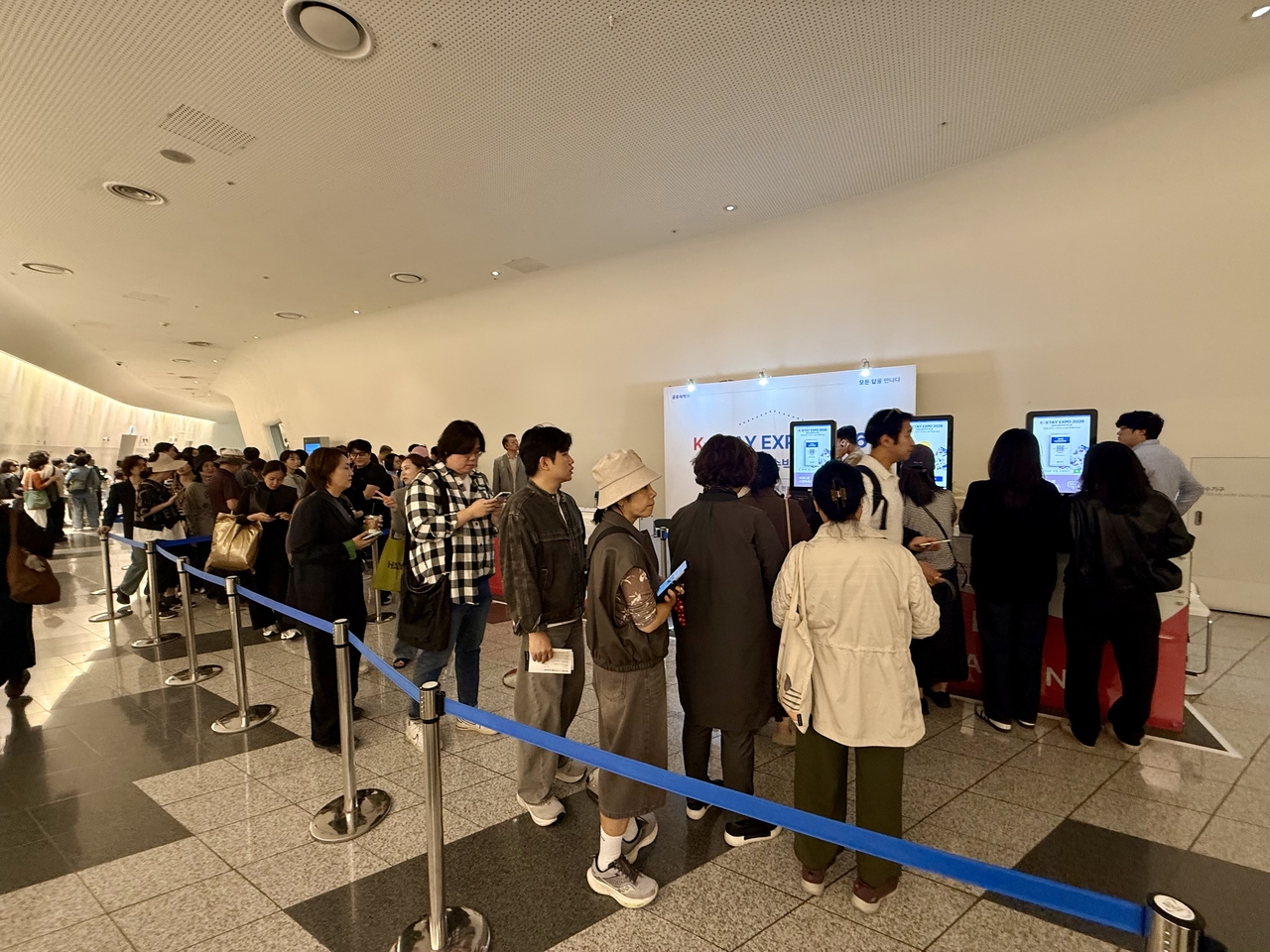 공유숙박 창업과 운영 정보를 찾으려는 예비 창업자와 기존 호스트들의 발길이 이어진 ‘K-Stay EXPO 2026’ 현장 [김명상 기자]
