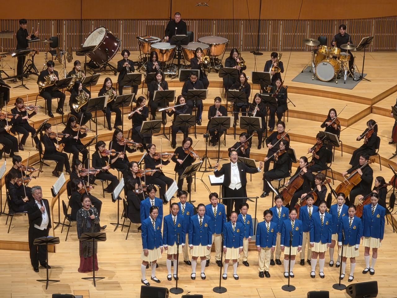 지난 17일 오후 서울 송파구 롯데콘서트홀에서 열린 자선 연주회 ‘2026 삶과 나눔 콘서트’에서 조익현 지휘자의 지도 아래 ‘행복나무 소년소녀 합창단’이 공연하고 있다. [태광산업 제공]