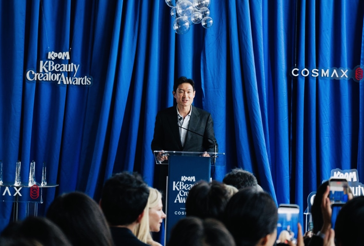 Cosmax BTI Vice Chair and CEO Lee Byung-joo presents an award during the Koom K-beauty Creator Awards in New York on Saturday. (Cosmax)