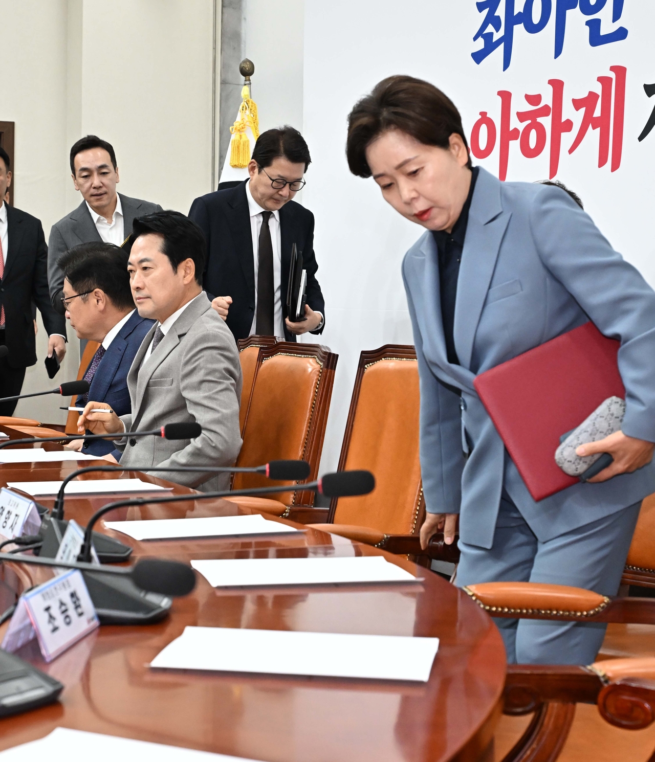장동혁 국민의힘 대표가 19일 오전 서울 여의도 국회에서 열린 최고위원회의에 참석하고 있다. 이상섭 기자