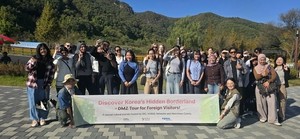 외국인 40여 명 ‘연천 DMZ 투어’…상품권 들고 전통시장까지