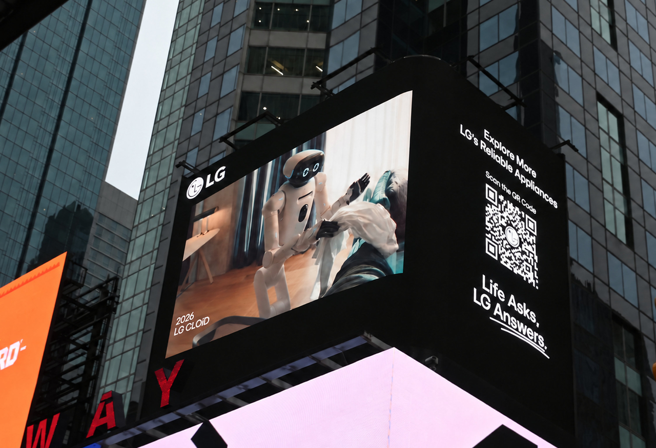 LG전자가 브랜드 헤리티지 영상 ‘삶이 묻는 질문, LG가 답하다(Life Asks, LG Answers)’를 미국 뉴욕 타임스스퀘어 옥외 전광판에 공개했다. 영상에는 고객의 일상 속 불편을 해결해 온 LG 가전 혁신의 여정과 기술 역량을 바탕으로 AI홈과 홈로봇 ‘LG 클로이드(CLOiD)’ 등 피지컬 AI 분야로 혁신을 확장해 나간다는 미래 비전이 담겼다. [LG전자 제공]