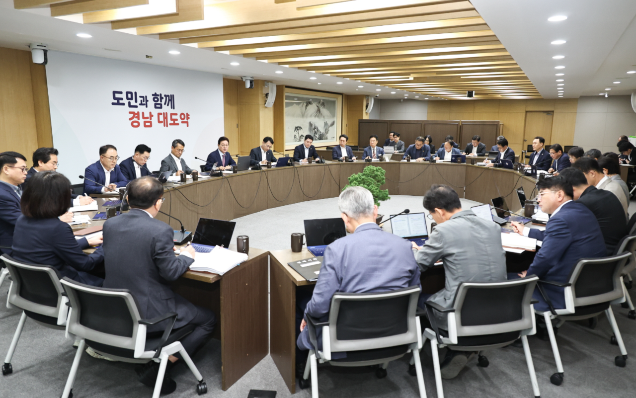 19일 오전 경남도청에서 열린 실국본부장회의.  박 지사는 이날 회의에서 “10년 뒤 경남의 모습을 구체화하라”고 지시했다.  [경남도 제공]