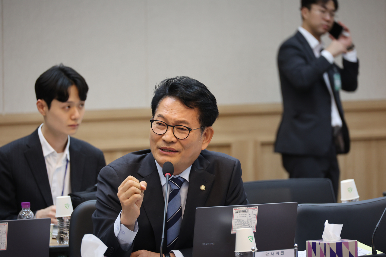 Rep. Song Young-gil of the ruling Democratic Party speaks at a parliamentary audit held at the military headquarters in Gyeryong, some 145 kilometers south of Seoul. (Yonhap)
