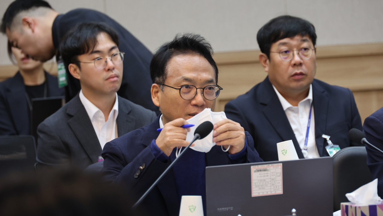 박선원 더불어민주당 의원이 19일 오전 충남 계룡시 계룡대에서 열린 국회 국방위원회의 육군본부 등에 대한 국정감사에 참여하고 있다. [연합]