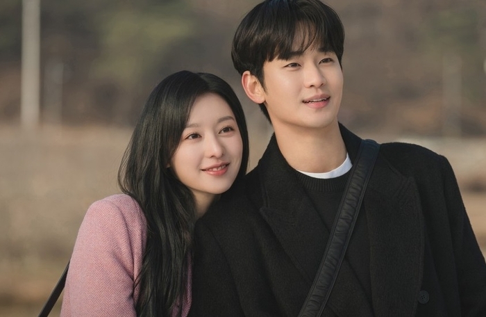 "Queen of Tears," starring Kim Ji-won (left) and Kim Soo-hyun (tvN)