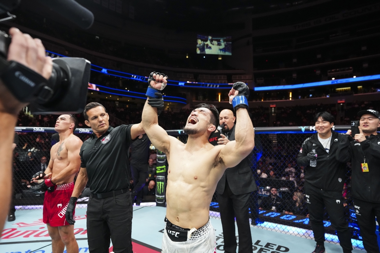 18일 경기에서 유수영이 승리가 호명되자 두 손을 번쩍 들며 환호하고 있다. [UFC 제공]