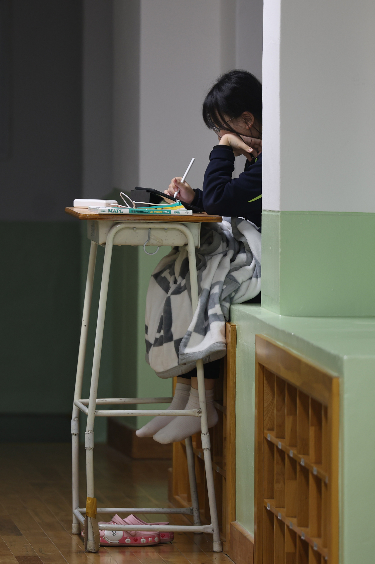 A high school senior studies during an evening self-study session at Seongji Girls' High School in Changwon, South Gyeongsang Province, on Monday, 31 days before this year's College Scholastic Ability Test, scheduled for Nov. 19. (Yonhap)