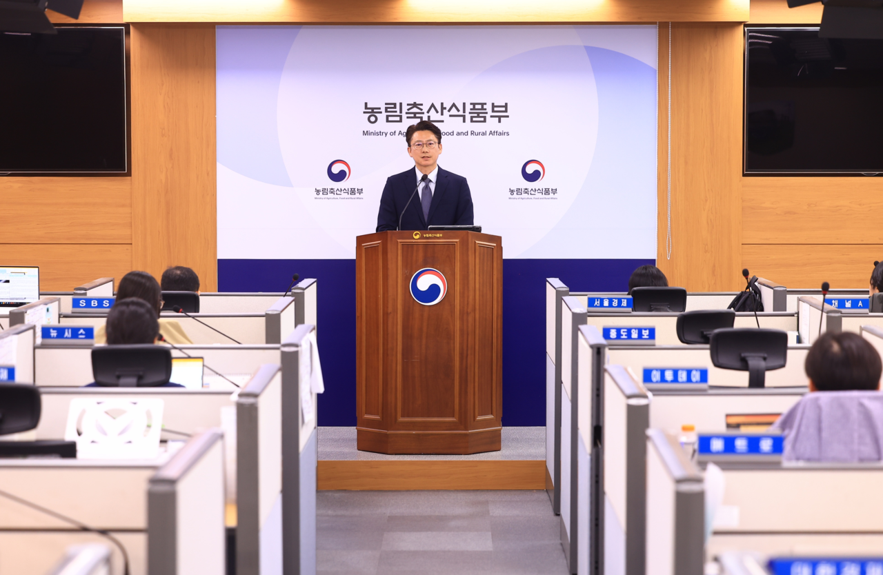 Agriculture Ministry spokesman Byun Sang-moon speaks at a press briefing in Sejong on Monday. Agriculture Ministry