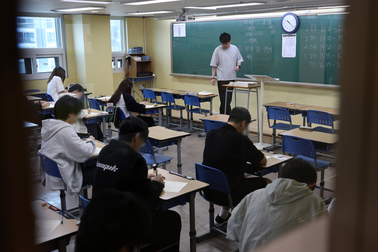 Students wait for exam papers to be distributed at Jongno Academy in Yangcheon-gu, Seoul, on Sept. 2, when the September mock exam for the 2027 college entrance exam was held. [Yonhap]