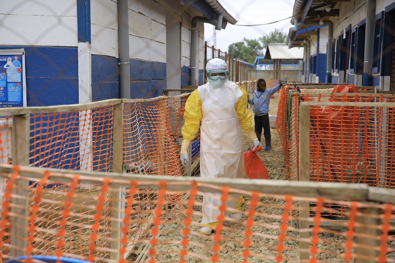 A health care worker walks inside a treatment center for Ebola patients in Beni, North Kivu province, eastern Congo, Oct. 7. (AP-Yonhap)