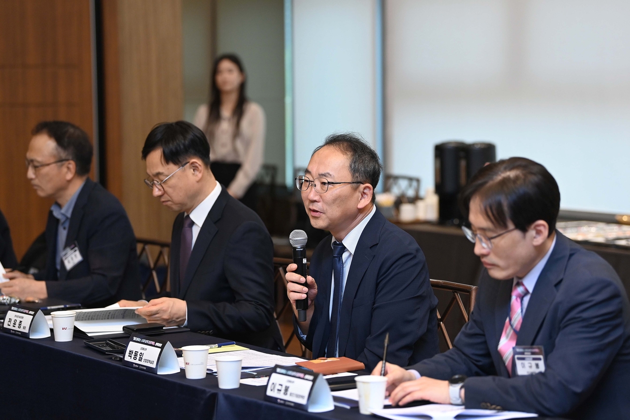 박동일(오른쪽 두번째) 산업통상부 신임 차관 [연합]