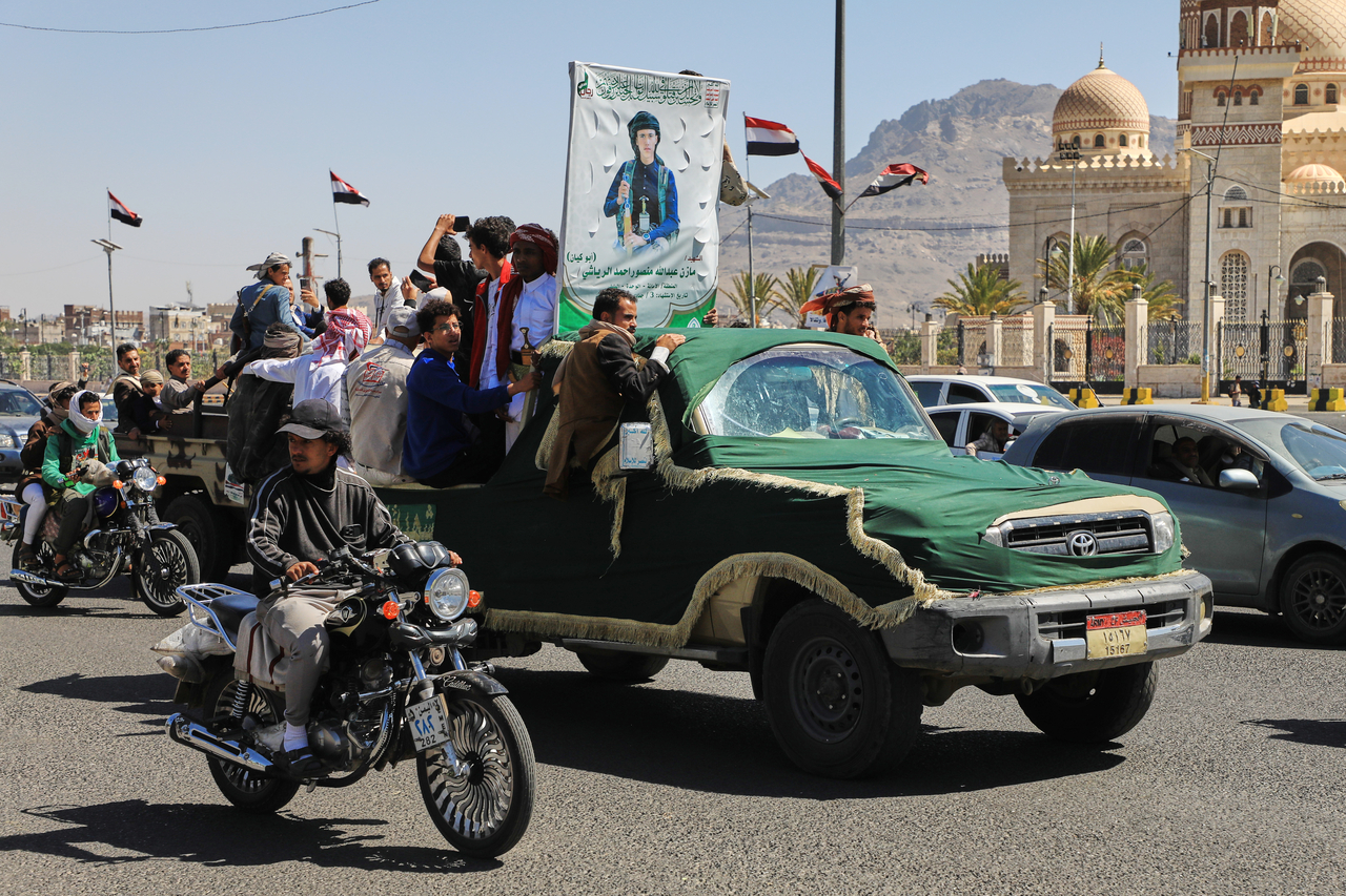 People ride in a pickup truck during a funeral procession for a Houthi officer in Sanaa, Yemen, Saturday. (AP-Yonhap)