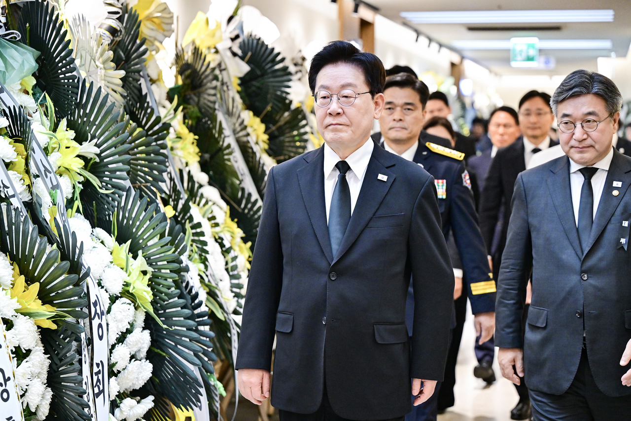 이재명 대통령이 지난 17일 경기도 부천시 공장 화재 현장에서 순직한 고(故) 김진석 소방위의 빈소를 조문하고 있다. [연합]