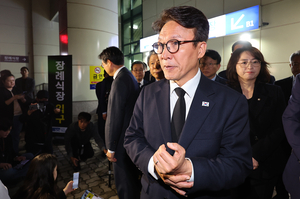 순직 소방관 조문하러 응급환자 전용주차장에 차 댄 국회의원 “다시는 이런 일 없게 하겠다”