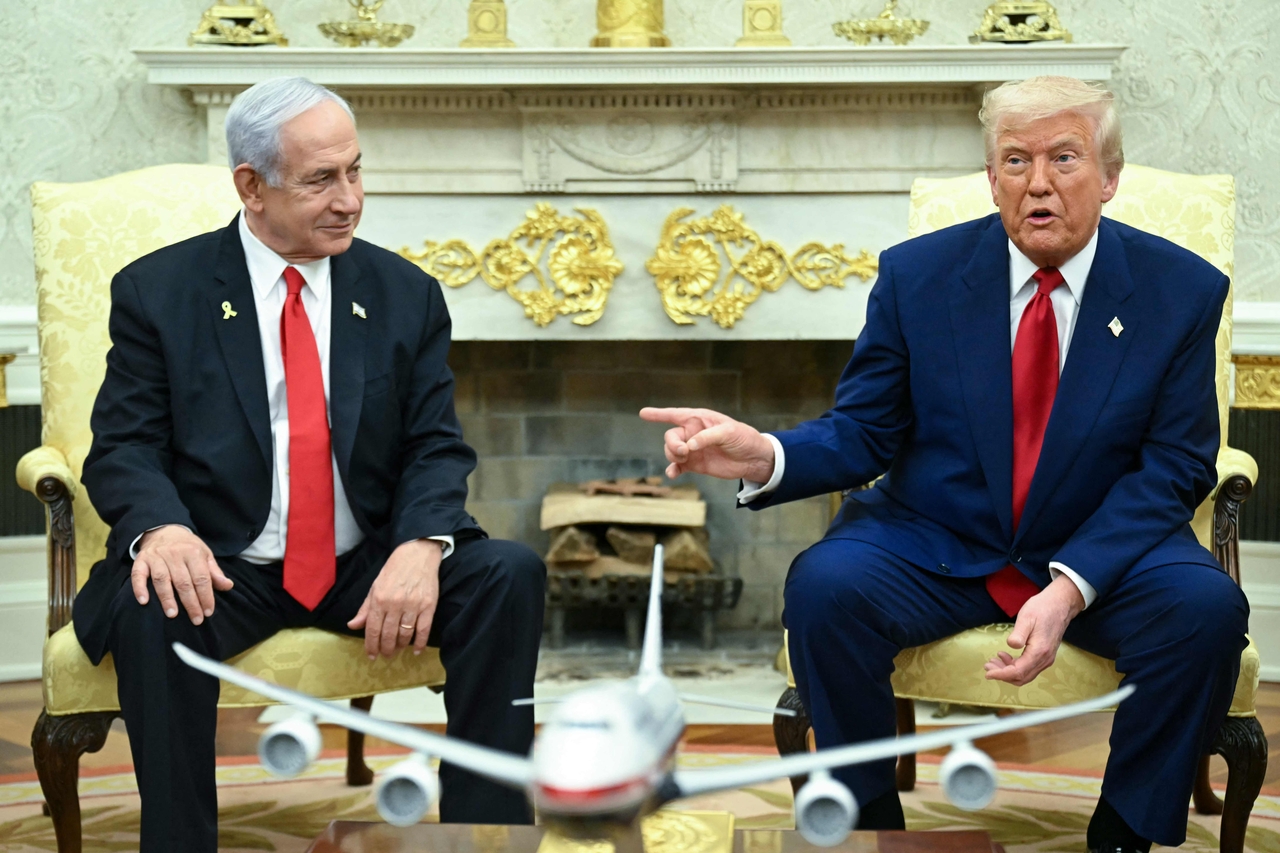 US President Donald Trump (right) meets with Israeli Prime Minister Benjamin Netanyahu in Washington in 2025. (AFP-Yonhap)