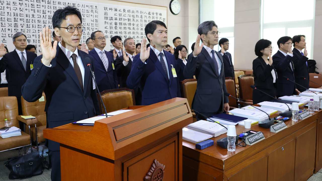 정용환 서울광역공소청장 직무대리가 19일 국회 법제사법위원회에서 열린 국정감사에 출석해 증인 선서를 하고 있다. [연합]