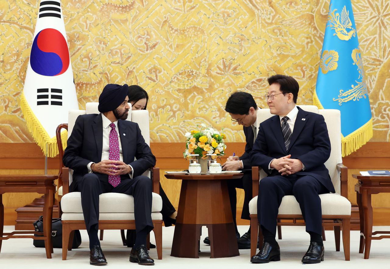 이재명 대통령이 19일 청와대에서 아제이 방가 세계은행그룹 총재와 접견하고 있다. [연합]