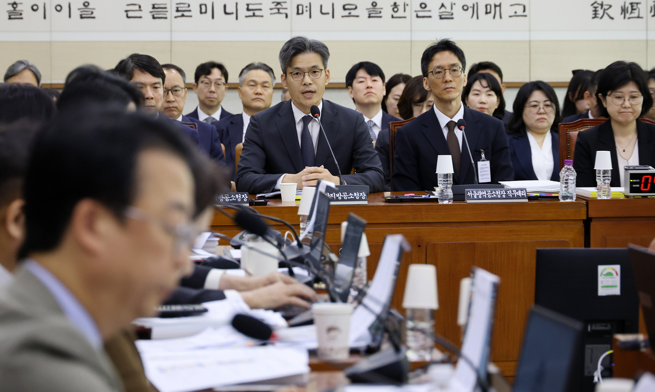 박철우 서울중앙지방공소청장이 19일 국회 법제사법위원회에서 열린 서울광역공소청(옛 서울고검) 등에 대한 국정감사에서 의원 질의에 답하고 있다. [연합]