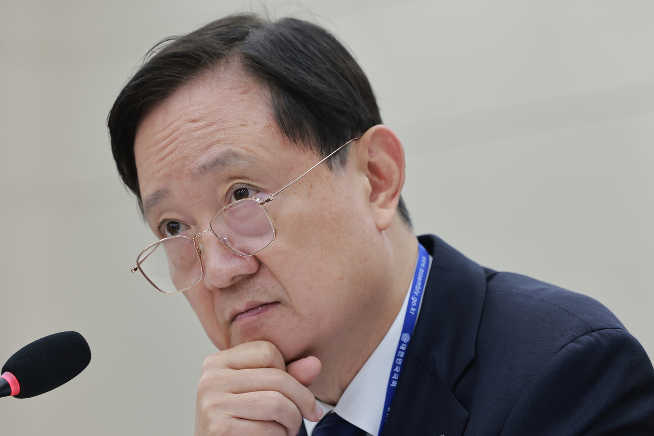 이찬진 금융감독원장이 19일 국회 정무위원회에서 열린 금융감독원 등에 대한 국정감사에서 정무위원의 자료 제출 요구를 듣고 있다. [연합]