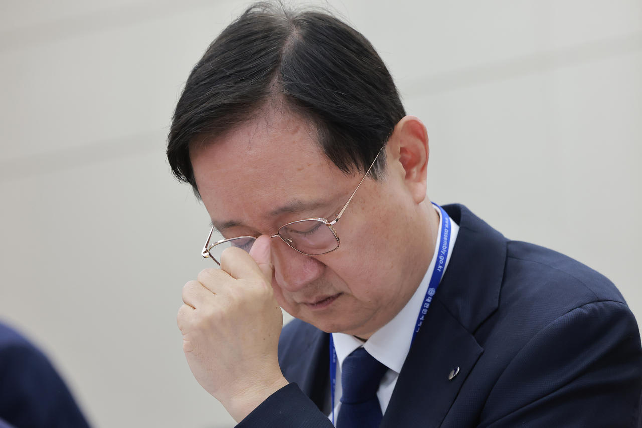 이찬진 금융감독원장이 19일 국회 정무위원회에서 열린 금융감독원 등에 대한 국정감사에서 잠시 눈을 감고 생각하고 있다. [연합]