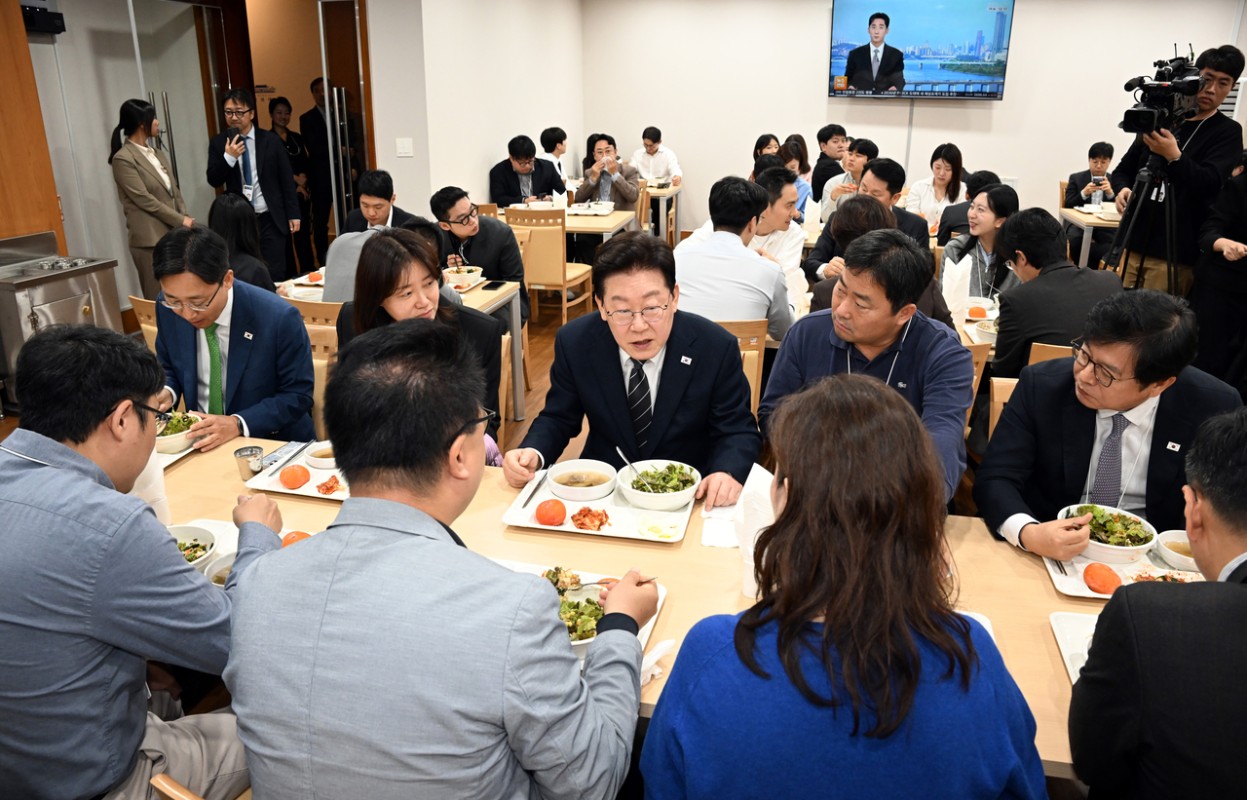 李대통령, 청와대 춘추관 깜짝 방문…기자들과 비공식 간담회