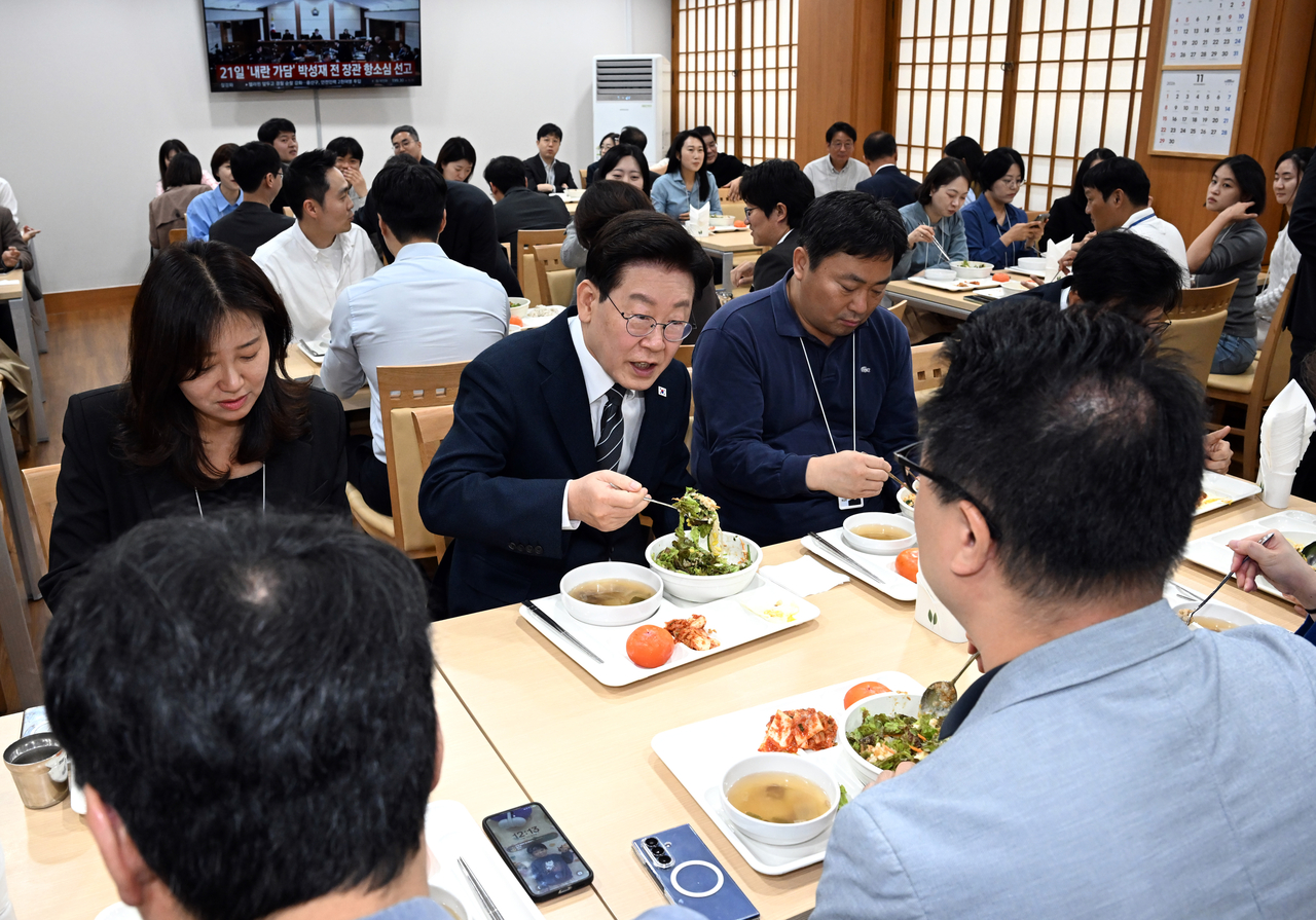 이재명 대통령이 19일 언론인들의 취재 공간인 청와대 춘추관 식당을 찾아 오찬을 함께 하고 있다. [연합]