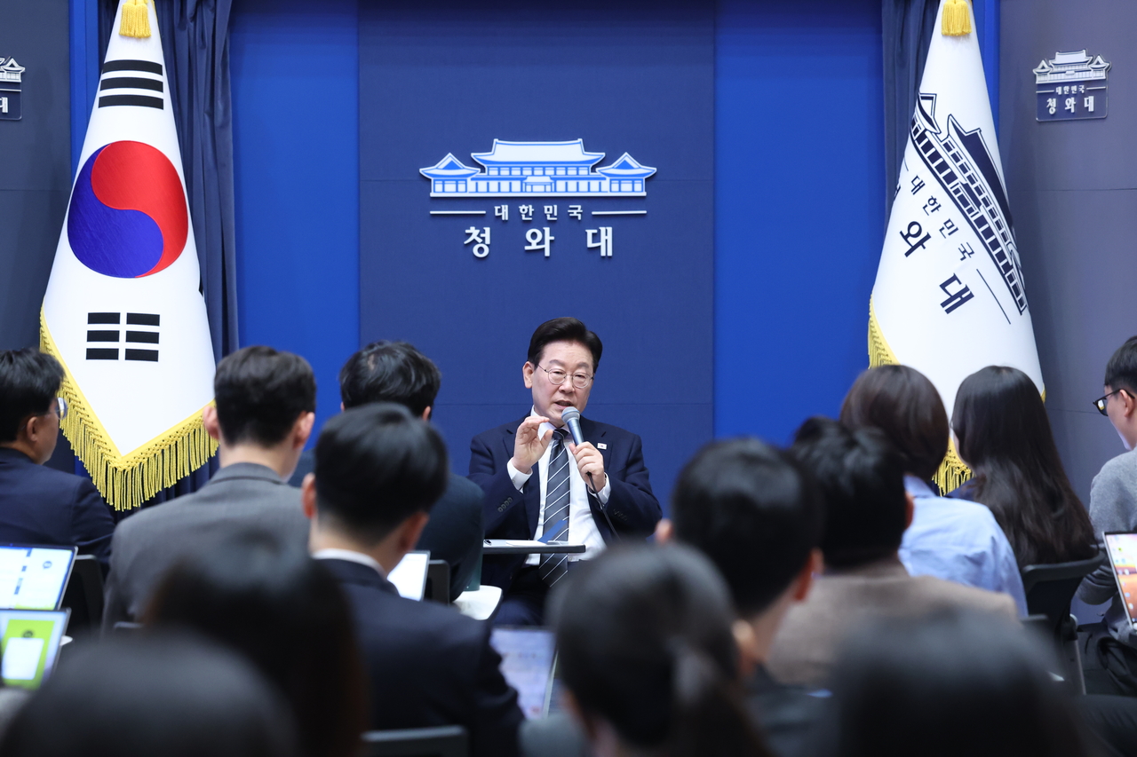 이재명 대통령이 19일 언론인들의 취재 공간인 청와대 춘추관 로비에서 기자들과 간담회를 하고 있다. [연합]