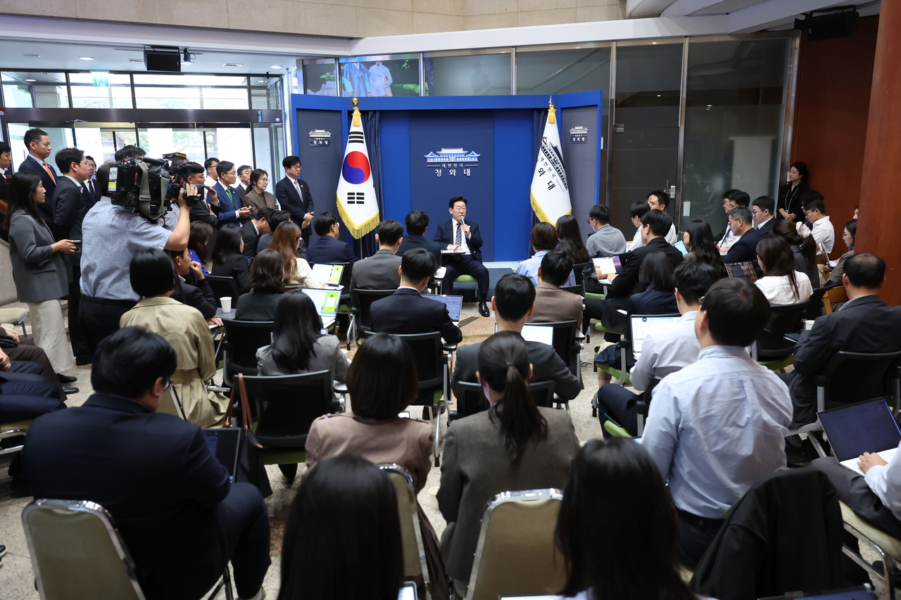 이재명 대통령이 19일 언론인들의 취재 공간인 청와대 춘추관 로비에서 기자들과 간담회를 하고 있다. [연합]