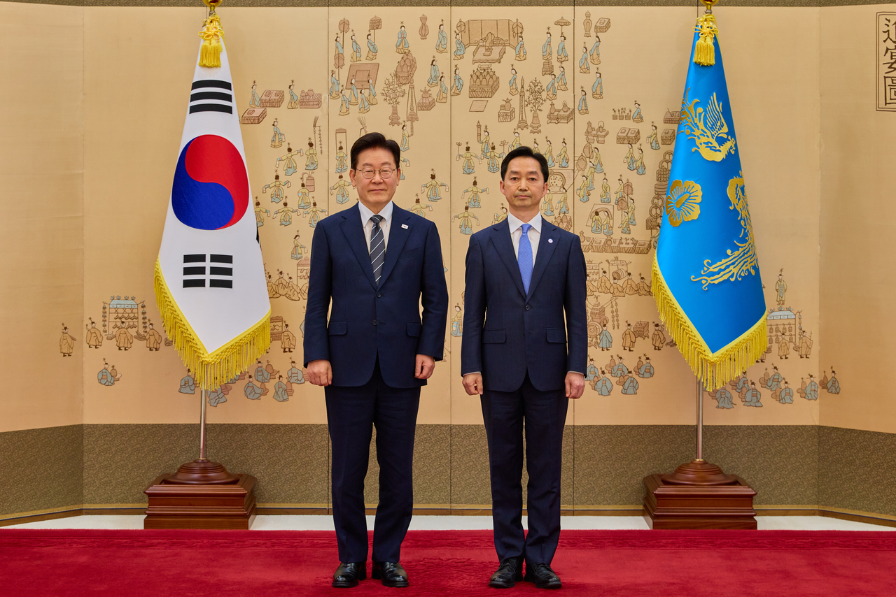 이재명 대통령이 19일 청와대에서 김지용 중대범죄수사청장에게 임명장을 수여한 후 기념촬영을 하고 있다. [연합]