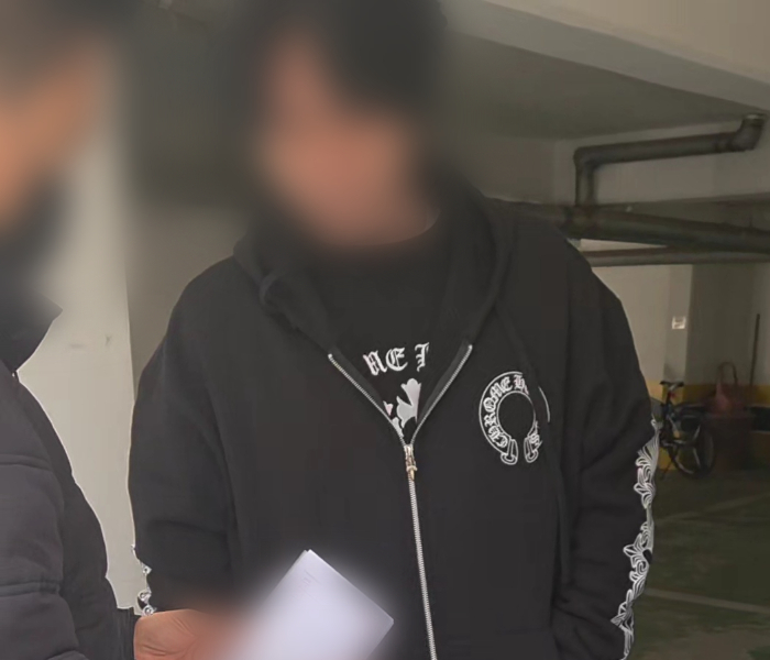 서울 강남경찰서 수사팀이 강남구 논현동 일대 주택가에서 대형 성매매 업소를 운영하던 업자를 검거하고 있다. [서울 강남경찰서]
