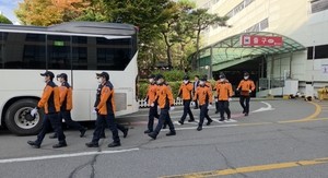 [현장] “아빠 보고 싶어요” 모두를 먹먹하게 했던 7살 딸의 손편지…부천 소방관 마지막 길 [세상&]
