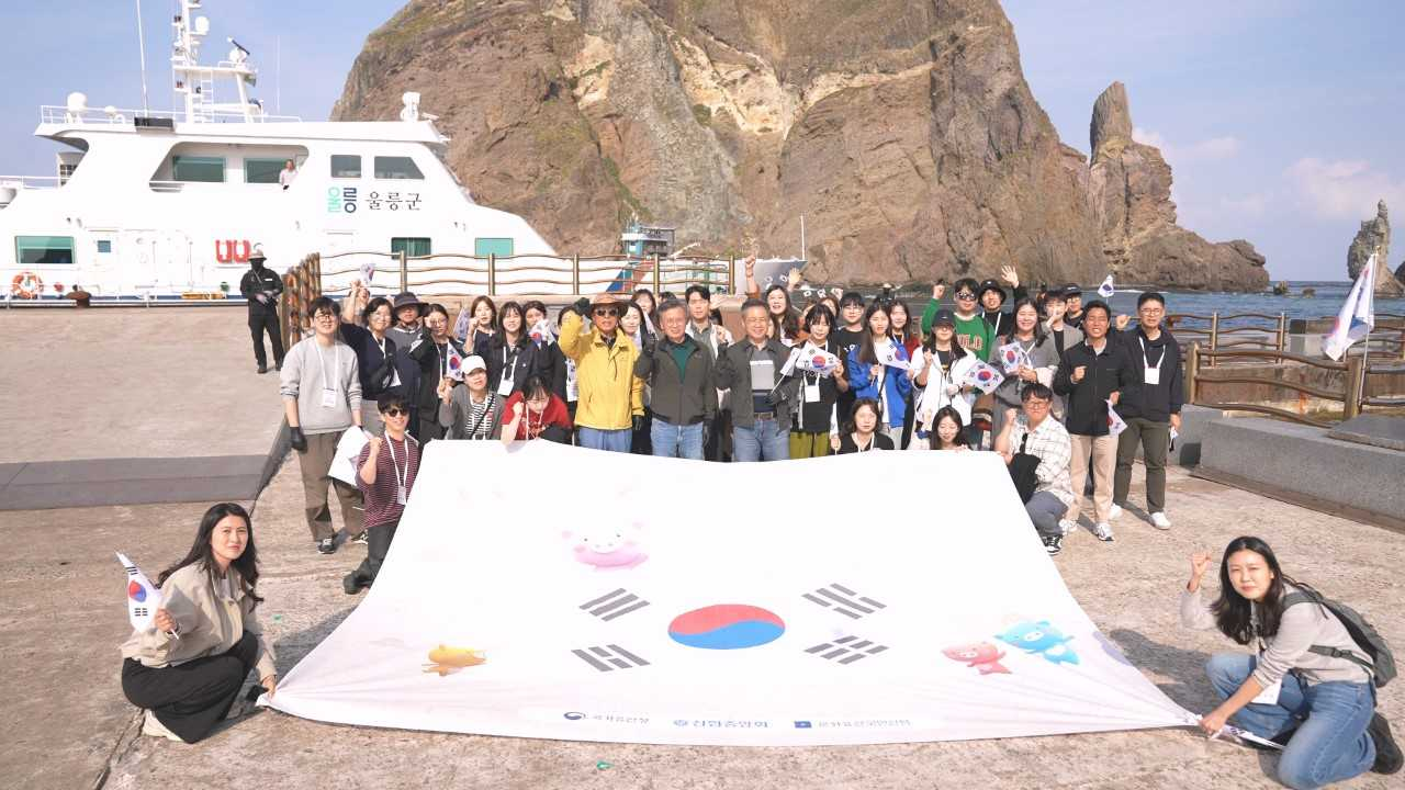 고영철(앞줄 왼쪽 다섯번째) 신협중앙회장이 지난 16일 독도에서 신협 독도원정대와 함께 기념촬영을 하고 있다. [신협중앙회]