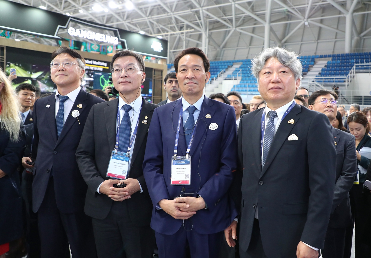 김중남 강릉시장(왼쪽 두번째)이 홍지선 국토교통부장관(오른쪽 첫번째), 우상호 강원특별자치도지사와 함께 미래 자동차 기술 시연을 흥미롭게 주시하고 있다.