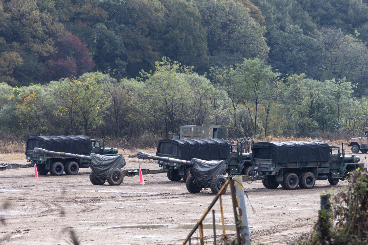 South Korean Army trucks towing artillery pieces prepare for the annual Hoguk military exercise at a training ground near the inter-Korean border in Paju, Gyeonggi Province, on Monday. (Yonhap)