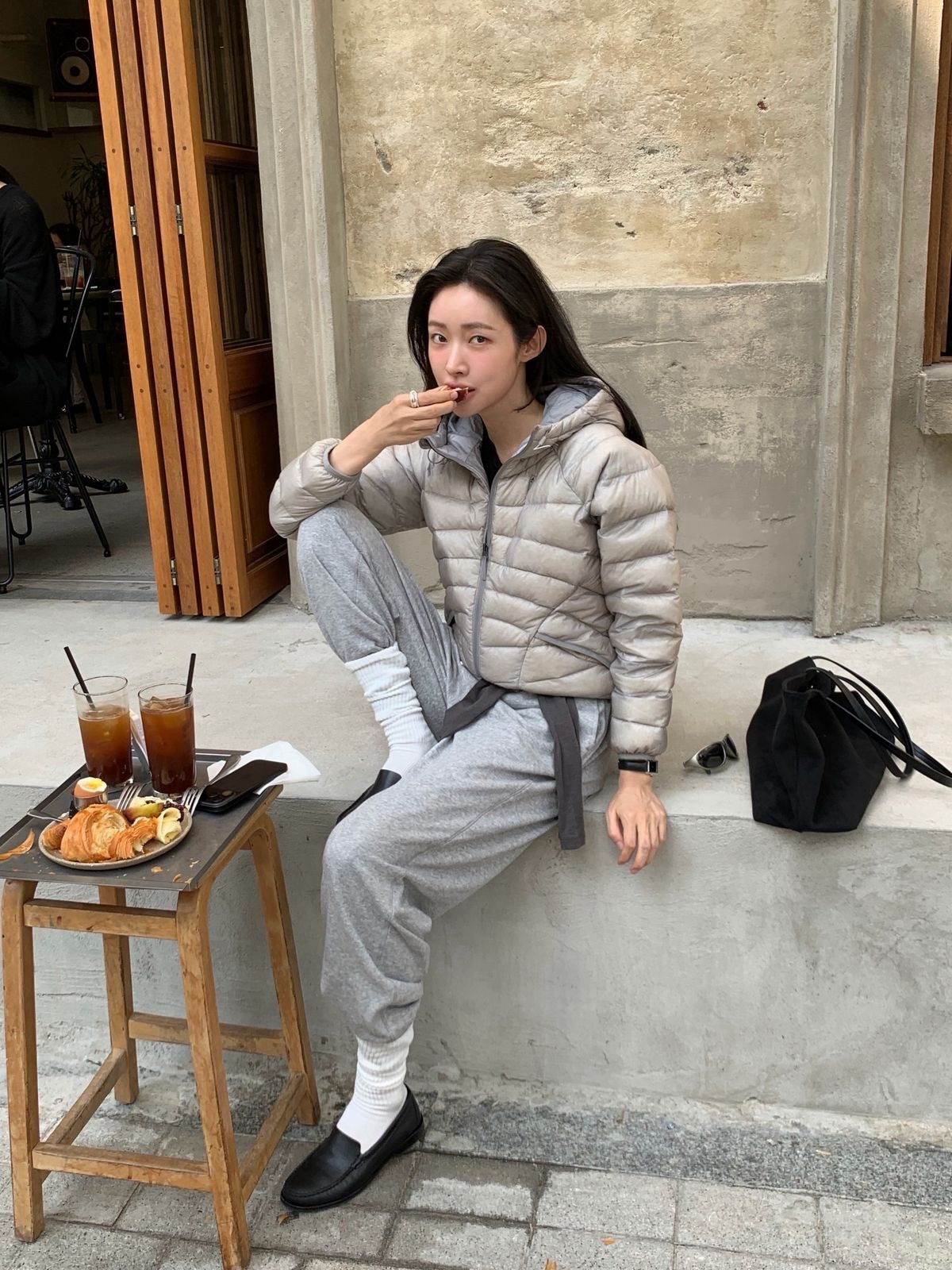 Actor Cha Jung-won paired a gray Fila Air-Flow Down jacket with track pants and loafers (Instagram)