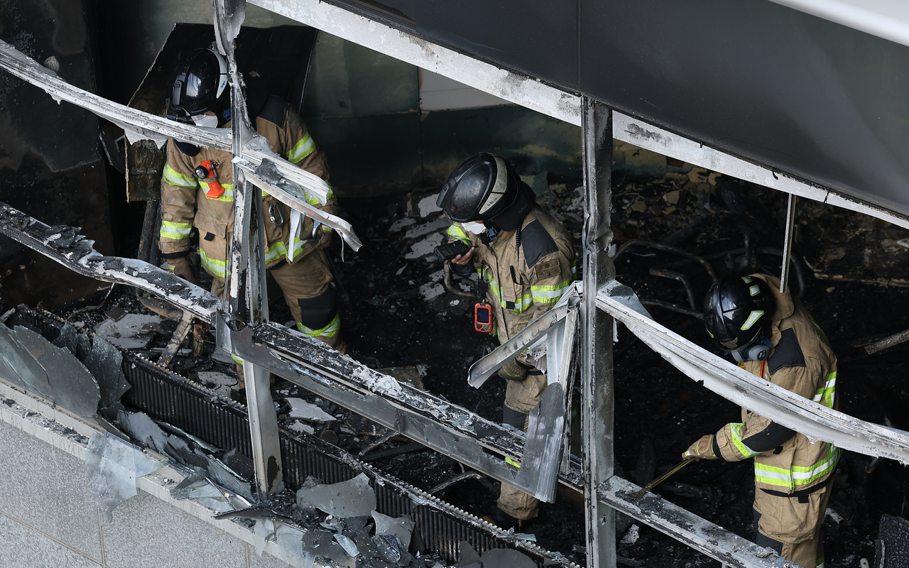 Firefighters respond to a building fire in Yeoksam-dong, Gangnam-gu, Seoul, on Tuesday. (Yonhap)