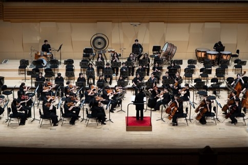 The Bundang Youth Orchestra performs at a festival under the baton of Oh Mi-ju, director and conductor. [Korea Music Society]