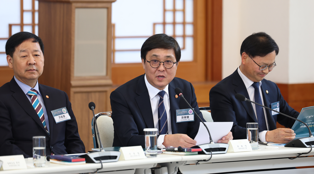 Culture, Sports and Tourism Minister Choi Hwi-young speaks at an expanded National Tourism Strategy Council meeting at Cheong Wa Dae. [Yonhap]