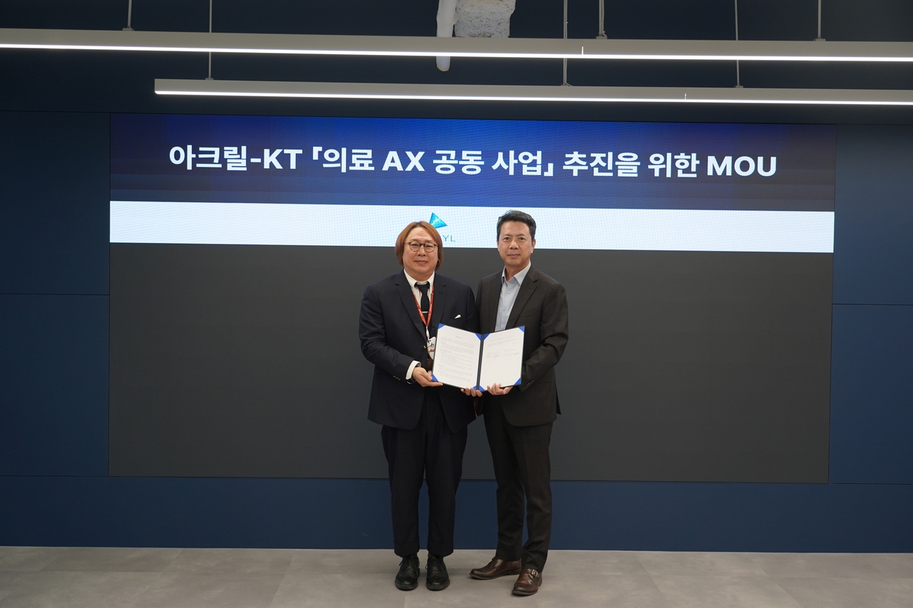 노형래(오른쪽) KT 엔터프라이즈부문 기업사업본부장과 박외진 아크릴 대표이사가 기념 촬영하는 모습 [KT 제공]
