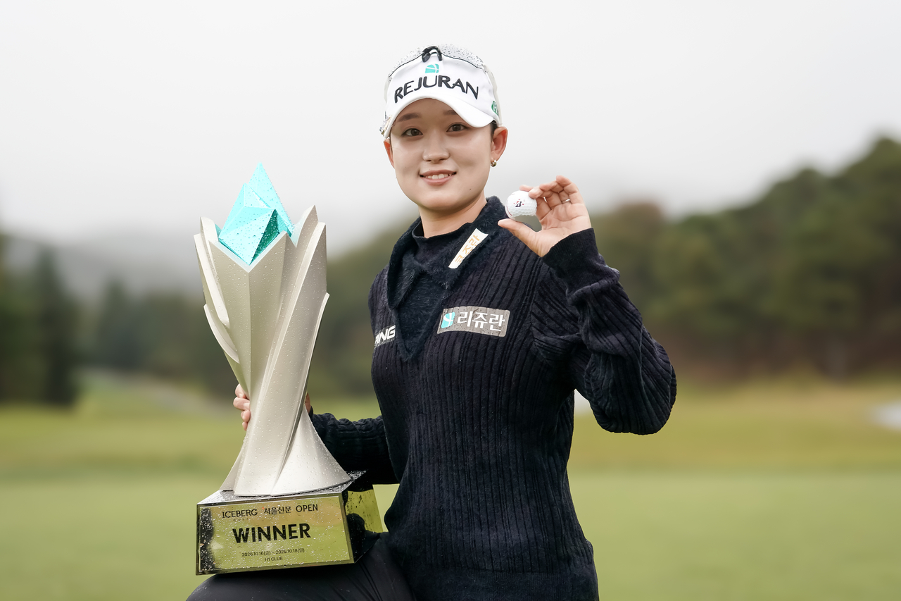 마서영 프로가 KLPGA 생애 첫 우승을 차지한 뒤 트로피와 투어 B X 볼을 들어보이고 있다.