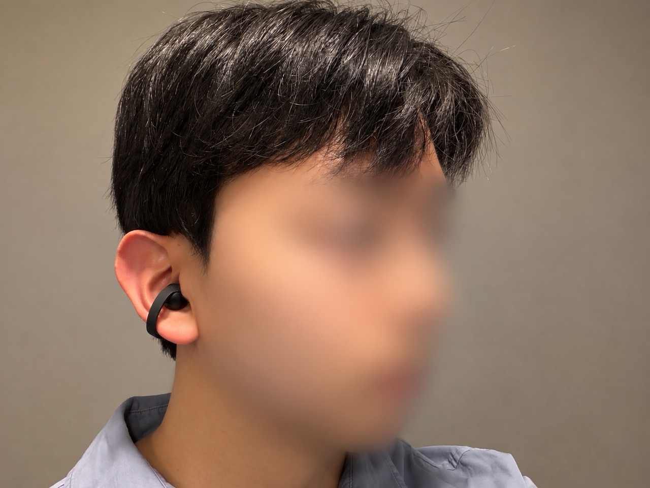 20일 서울 중구 소재 삼성전자 태평로 빌딩에서 열린 간담회에서 공개된 삼성전자 첫 클립형 이어폰 갤럭시 버즈 온(Galaxy Buds On) 착용 모습. 이준영 기자