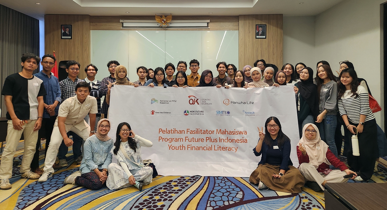 University student mentors pose for a photo after a financial instructor training session in Bandung, West Java, Indonesia, in September. (Hanwha Life)