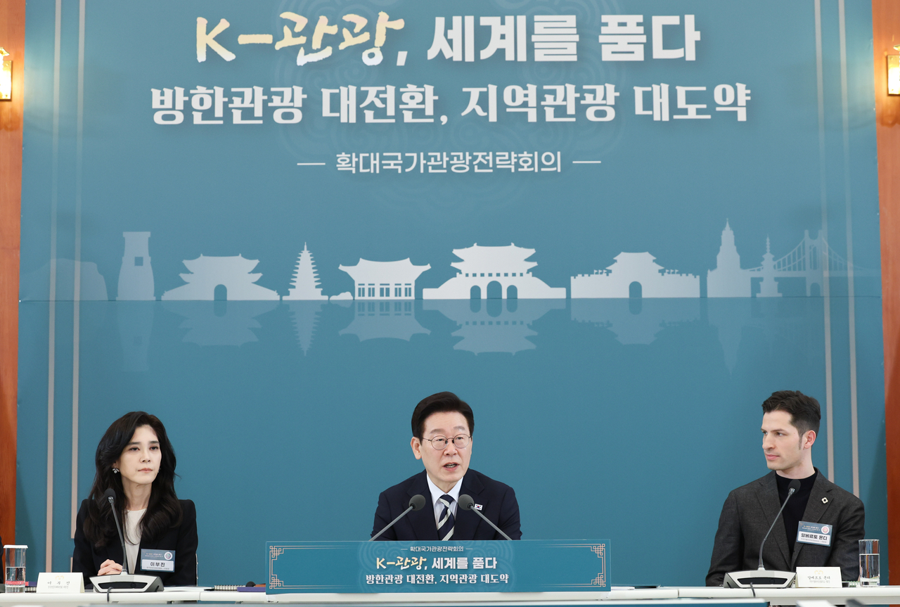 President Lee Jae Myung speaks at an expanded National Tourism Strategy Council meeting held at Cheong Wa Dae on Feb. 25. From left: Lee Boo-jin, chair of the Korea Visit Year Committee; President Lee; and Alberto Mondi, vice chairman of the Italian Chamber of Commerce in Korea. [Yonhap]