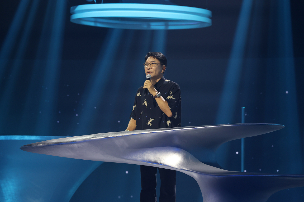 Lee Soo-man, key producer of A2O Entertainment, delivers opening remarks during the agency's global debut showcase, "Welcome to Soulite From A2O Soul A2O Lite," at Kintex in Goyang, Gyeonggi Province, on Oct. 12. (Yonhap)