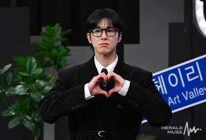 [뮤즈이슈]“괜히 자극하지 마” 유노윤호, 팬 유료 소통 어플서 기싸움 논란