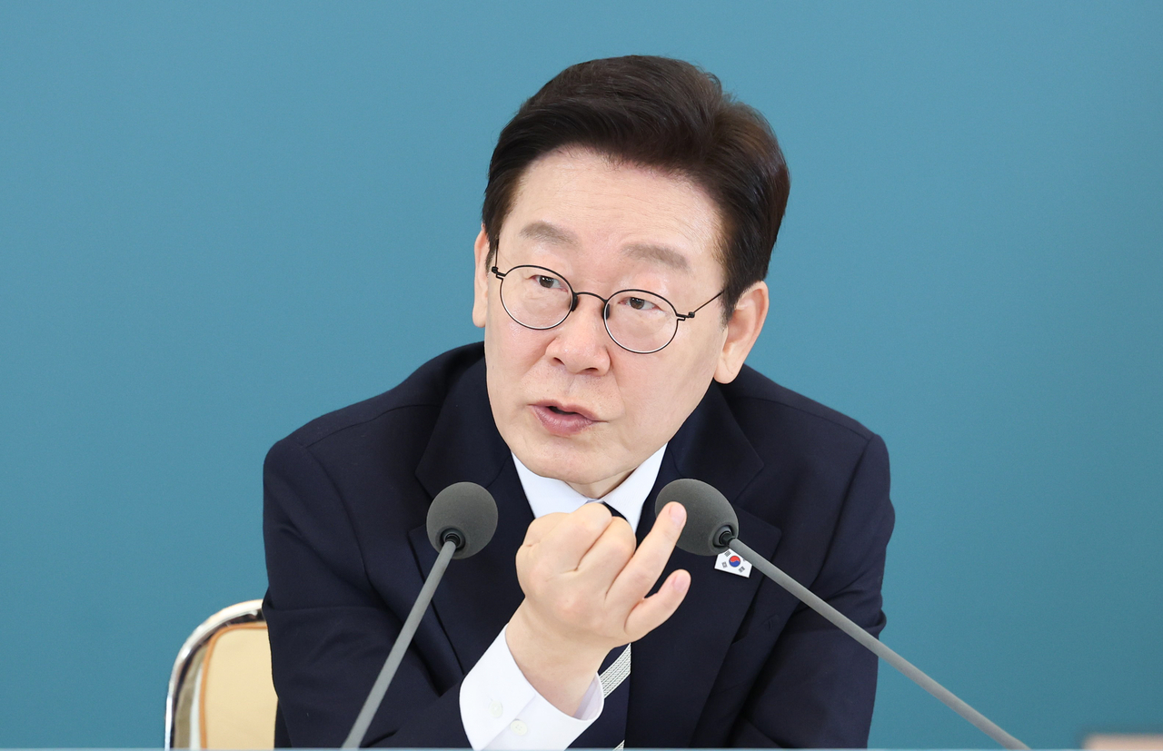 President Lee Jae Myung speaks at an expanded National Tourism Strategy Council meeting at Cheong Wa Dae on Feb. 25. [Yonhap]