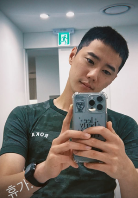 ‘군 복무’ 이준영, 거울 셀카로 M자 탈모설 종식